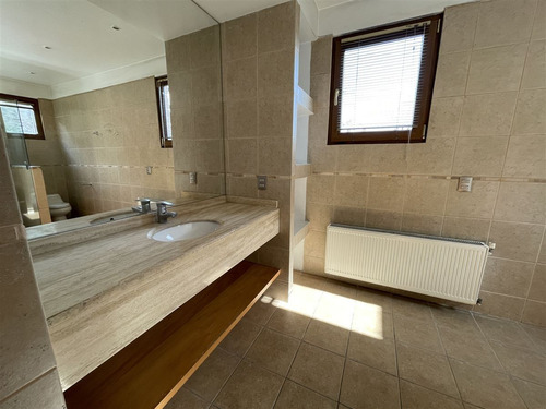 Casa En Venta De 6 Dorm. En Lo Barnechea Panoramica