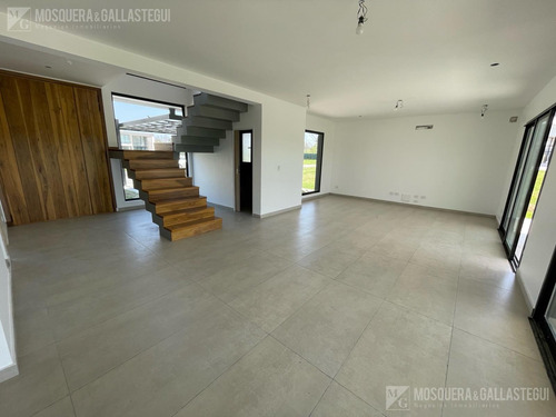 Casa En Venta En Chateau