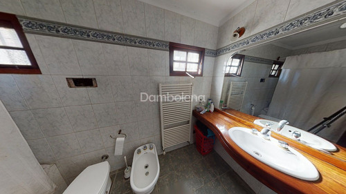 Casa Chalet En Venta O Permuta Ubicado En Parque Leloir, Ituzaingó, G.b.a. Zona Oeste
