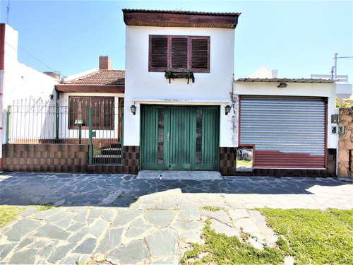 Venta Casa 3 Ambientes Con Cochera Parque Y Local 