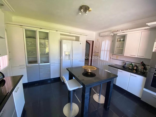 Casa A La Venta De 3 Dormitorio En Beverly Hills, Punta Del Este.
