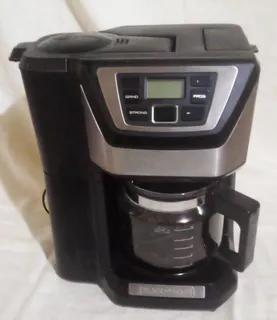 Cafetera Black And Decker 12 Cup Mill And Brew.