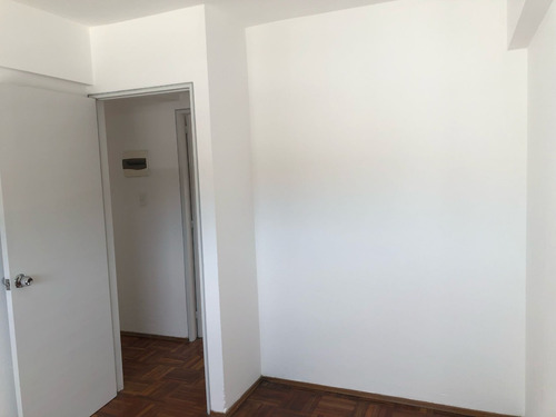 Lega Propiedades Alquila Excelente Apartamento De Dos Dormitorios, Céntrico Edificio Esmeralda, Primer Piso