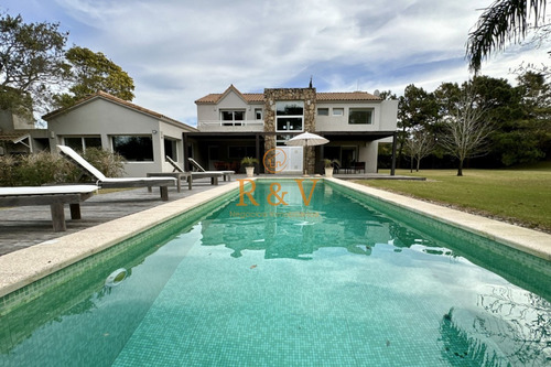 Casa En Alquiler En Playa Brava, 4 Dormitorios Y Dep. Piscina Y Barbacoa