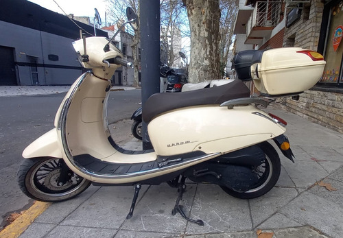 Imagen 1 de 9 de Scooter Beta Tempo 150 Baul Y Soporte Parabrisas