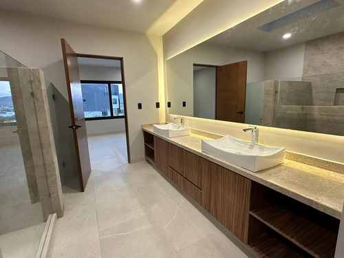 Se Vende Hermosa Residencia Con Diseño De Autor En Lomas De Juriquilla