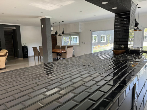 Venta De Casa 5 Amb. Parque, Pileta , Parque Lelor, Ituzaing