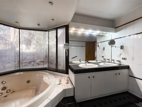 Casa En Venta De 7 Dorm. En Las Condes