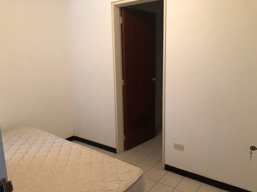 Imagen 20 de 21 de En Venta Apartamento En La Castellana .2do Piso Con Balcon