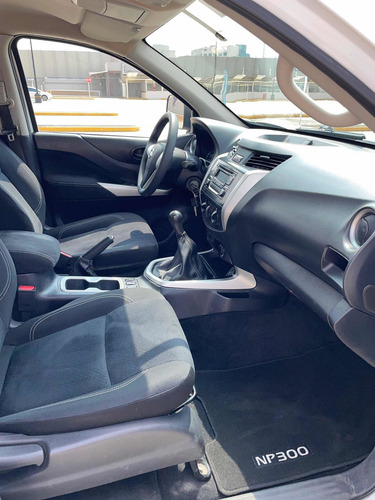 Imagen 15 de 15 de Nissan Np300 2017 2.4 Doble Cabina Se Aa Pack Seg Mt