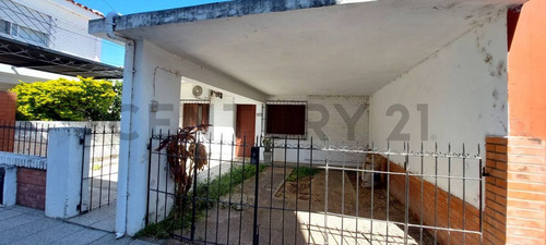 Pse Vende De Casa Interna, Sobre Av 7 De Marzo, Santo Tome, Dos Dormitorios, Living, Cocina-com...
