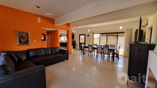 Imagen 2 de 29 de Venta Casa De 4 Dormitorios Con Pileta En Los Aromas, Valle Escondido!
