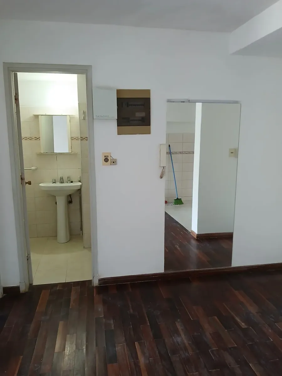 Dueño Alquila, Excelente Ubicación, Muy Luminoso, Gastos Comunes $ 4000 Aprox., Garantía Anda O Contaduría. Precio $ 21000 · Foto 4