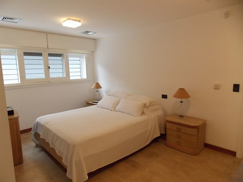 Casa En Venta De 5 Dormitorios En Península