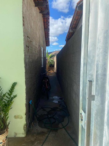 Casa Com 2 Quartos Cozinha Banheiro Garagem