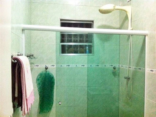 Imagem 10 de 20 de Casa Terrea Em São Vicente, Ampla, 2 Dorm, 1 Suíte, 2 Vagas De Garagem! - Hm1563
