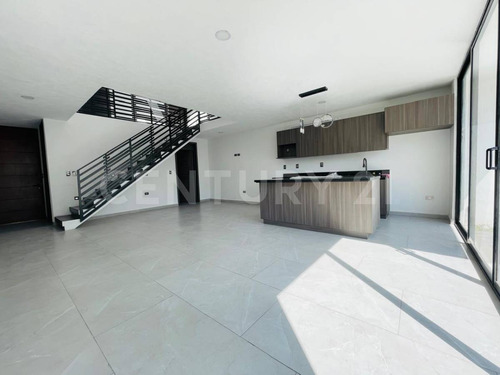 Venta Casa En Privada 3 Recamaras, 3 Baños, Con Jardín Y Sótano, Zona Cholula