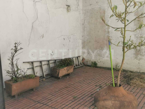 Casa En 2 Niveles Con Potencial Para Modernizar O Construir Un Gran Proyecto