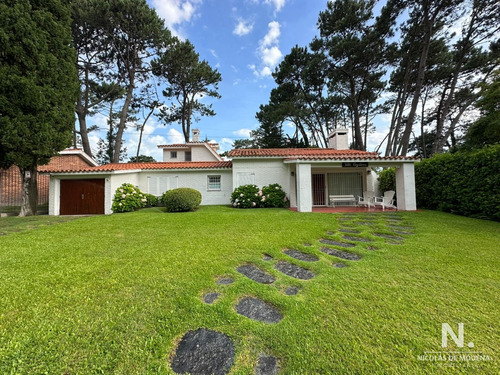 Gran Casa Estilo Tradicional De 4 Dormitorios En Alquiler En Playa Mansa