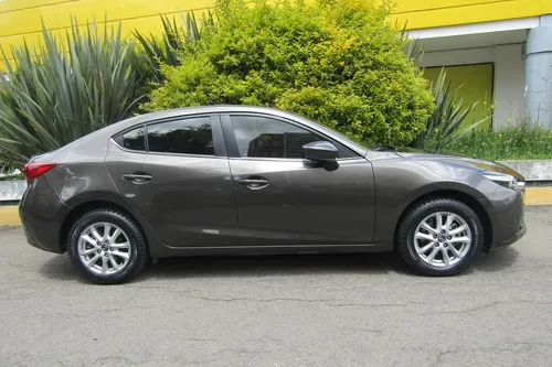 Mazda 3 2.0 Touring MT