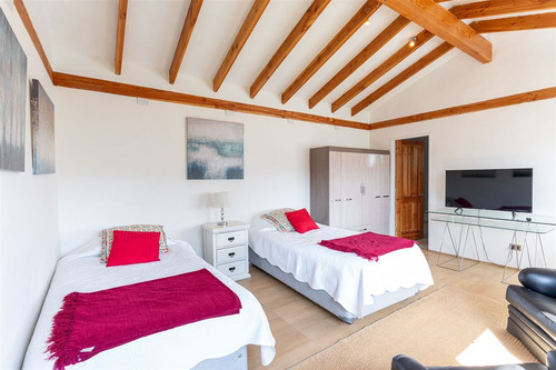 Cómoda Casa Con Distintos Ambientes Interiores Y Exteriores