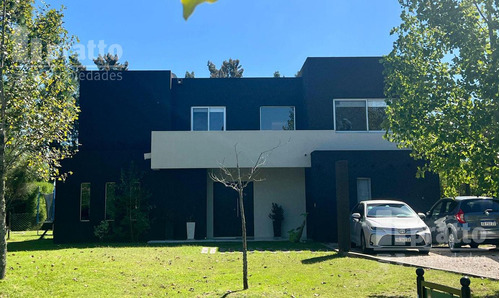 Casa En Venta De 5 Dormitorios En La Alameda