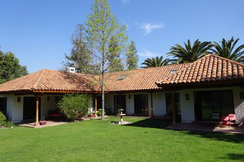 Hermosa Casa De Construcción Sólida Estilo Chilena