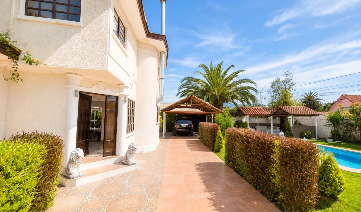 Imagen 3 de 17 de Exclusiva Casa De 4d+4b+4e Con Piscina Y Bungalow