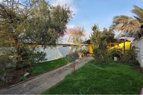 Casa Con Amplio Jardín Y Buena Conectividad