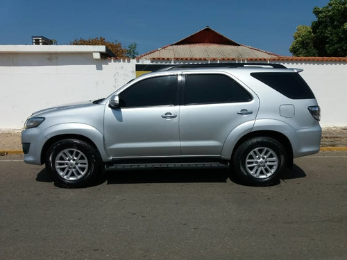 Imagen 3 de 14 de Toyota Fortuner 4x4
