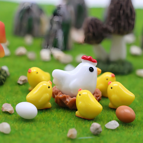 Pollos en miniatura y huevos de gallina para manualidades con té