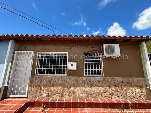  Al/ Bella  Casa Ubicada En Calle Cerrada En  Venta En  Los Yabos Cabudare  Lara, Venezuela.   2 Dormitorios  1 Baños  113.4 M² 