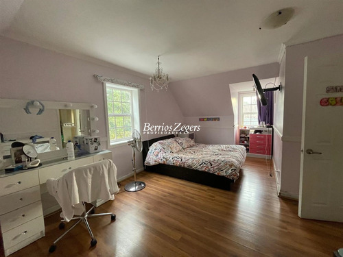 Casa En Venta De 5 Dorm. 4 Baños Más Servicio E Lo Barnechea