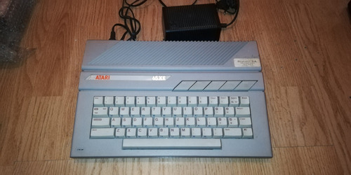 Computadora Vintage Atari 65xe Joystick Y Cassette Datos 