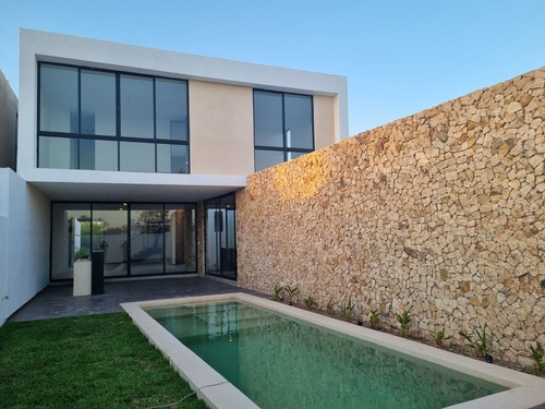 Casa En Venta En Merida, De 4 Rec, Con Piscina, En Temozon N