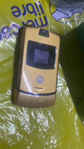 Motorola Modelo V3 Rarz Tipo Flip Basico . Color Dorado. Dorado (Usado)