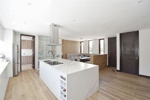 Casa En Venta De 5 Dorm. En Colina