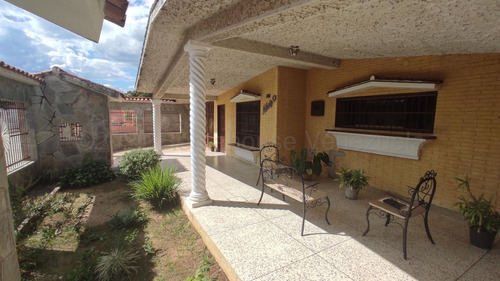 Gran Casa En Una De Las Mejores Urbanizaciones De Tocuyito, Con Amplia Construccion Que Cuenta Con 6 Hab Y 5 Baños, Puestos Para 4 Carros Techados