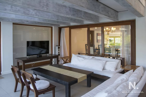 Casa A La Venta En Playa Mansa Punta Del Este, Gran Tamaño Ubicada En Zona Privilegiada.