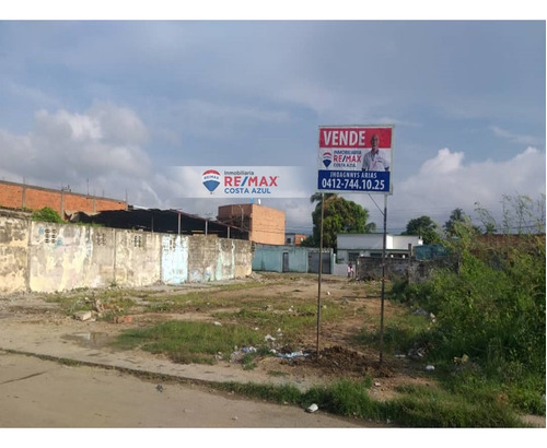 En Venta Terreno En Casco Central De Tucacas Y, A Pocos Metros De La Carrereta Nacional Moron-coro, Tucacas.