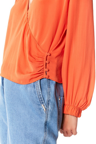 Imagem 3 de 5 de Blusa Decote Transpassado Com Botão Laranja Maria Valentina