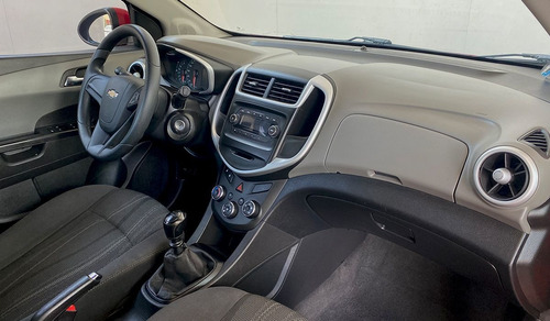 Imagen 11 de 13 de Chevrolet Sonic 2017 1.6 Lt Hb Mt