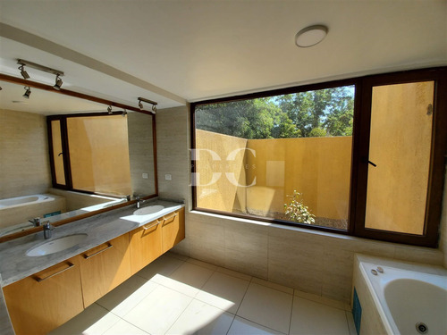 Casa En Venta De 5 Dorm. En Colina Chicureo, Las Brisas