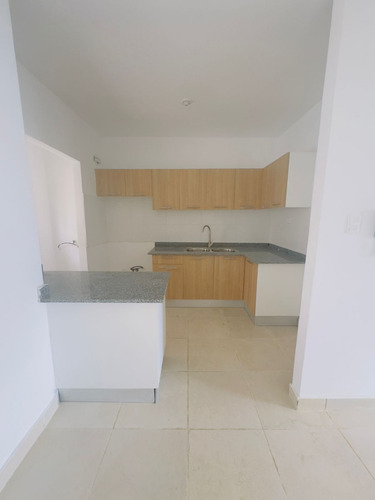 Alquiler De Apartamento En La Autopista De San Isidro 4to Piso Con Terraza.