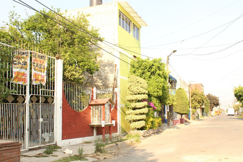 En Venta Casa En Chalco, A Media Calle De Estacion Del Trolebus 200m2