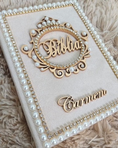 Imagem 3 de 10 de Bíblia Decorada Católica Veludo Bege Brasão Luxo