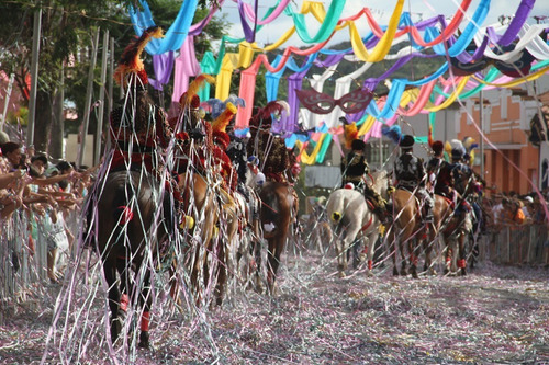 Kit 200 Rolos De Serpentina Coloridas P/ Carnaval E Festas
