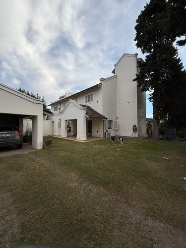 Vendo Casa De 3 Dorm. En Barrio Arguello A 2 Cuadras De Rect