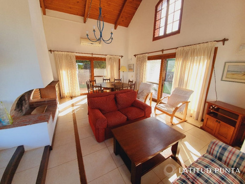 Casa En Manantiales- Ref: 1398