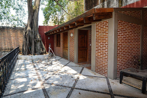 Casa Con Amplio Jardín Estilo Contemporáneo